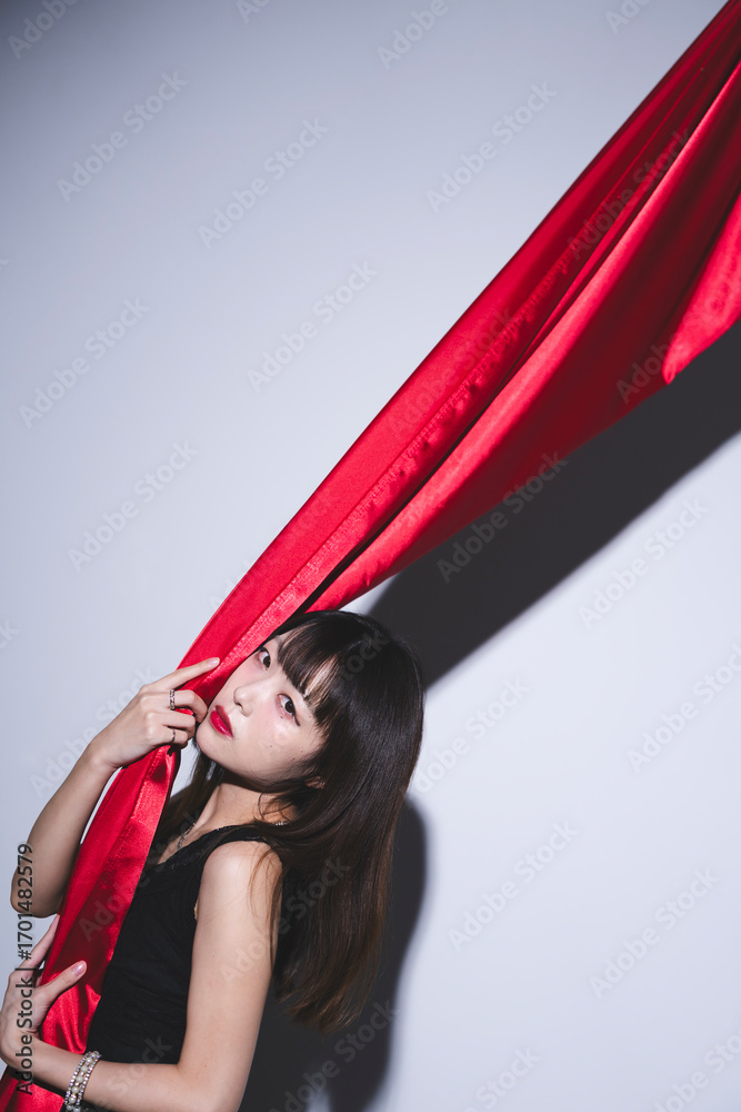 Naklejka premium 黒いワンピースの女性