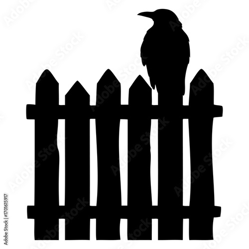 Logo con silueta de cuervo negro posado en valla rústica de estacas de madera para su uso en invitaciones y tarjetas de Halloween