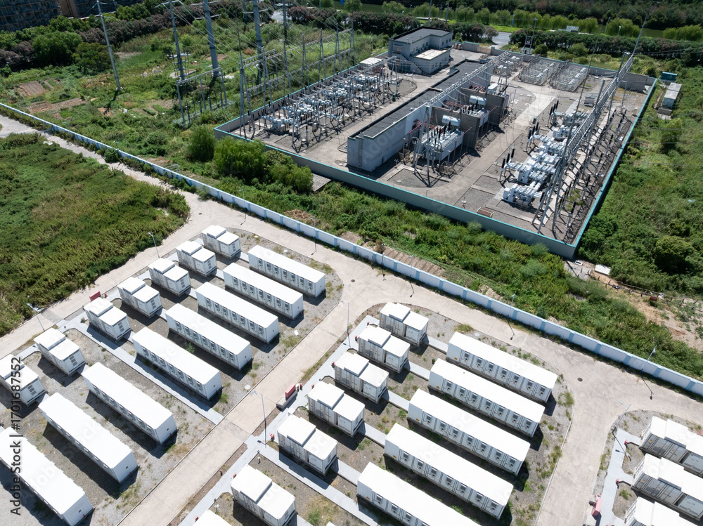 Obraz premium Aerial view of battery energy storage systems under a clear blue sky