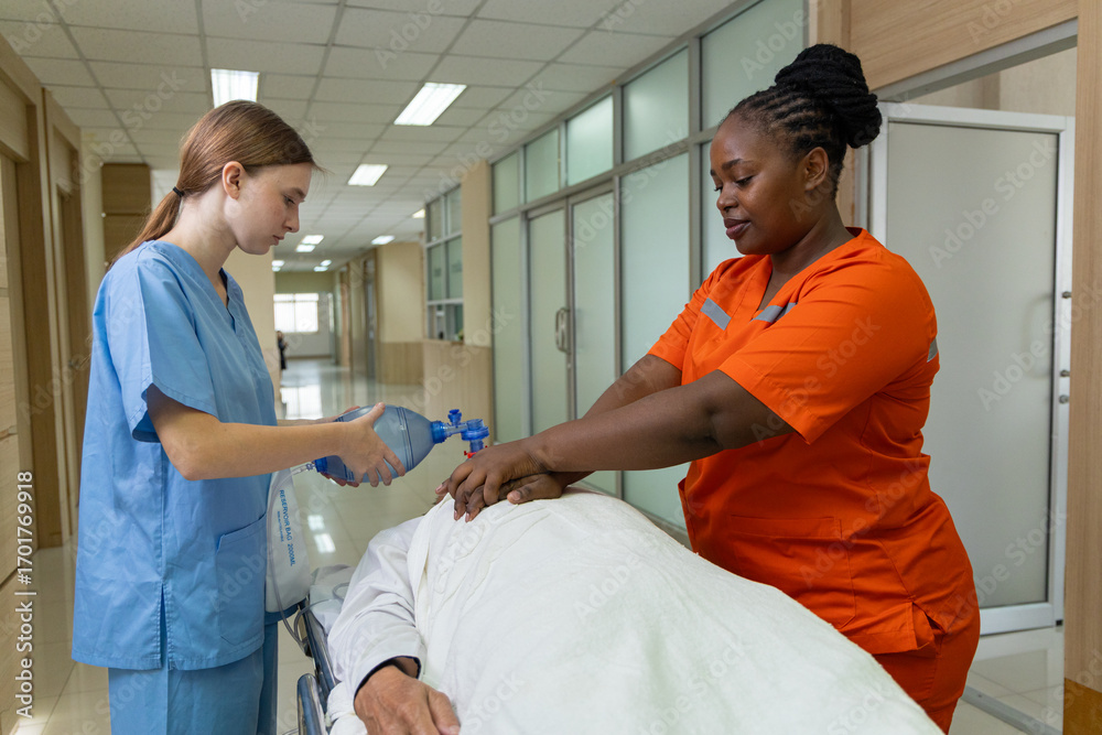 Obraz premium Medical emergency with patient receiving oxygen