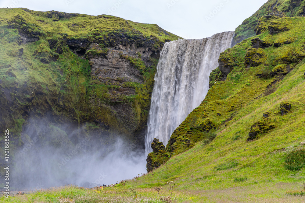 Fototapeta premium Cascade de Skógafoss, et son rideau d'eau puissant, dans le sud de l'Islande