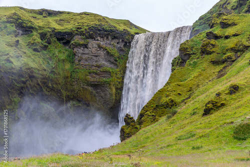 Cascade de Skógafoss, et son rideau d'eau puissant, dans le sud de l'Islande