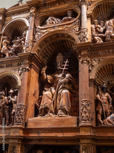Φωτογραφία Papal sculpture and carvings on wooden altarpiece in Albarracín Cathedral