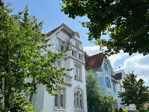 Bielefeld, NRW, Deutschland: Sanierte Altbaufassaden im Grünen