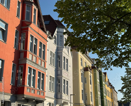Historische Fassaden im Sonnenlicht im Altbauviertel am Siegfriedplatz, Bielefeld, NRW, Germany	