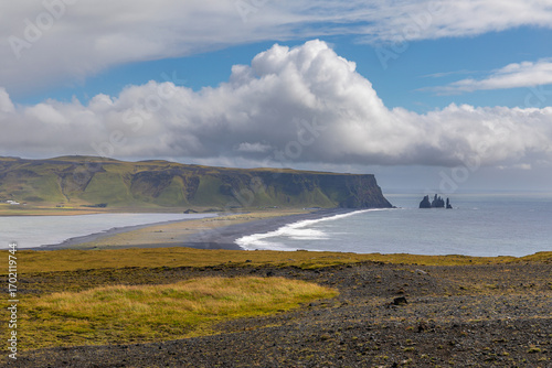 Vue sur la plage de Reynisfjara, la plage emblématique au sable noir volcanique d'Islande, depuis le phare de Dyrhólaey