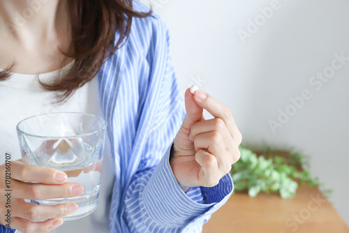 Canvastavla 薬を飲む女性
