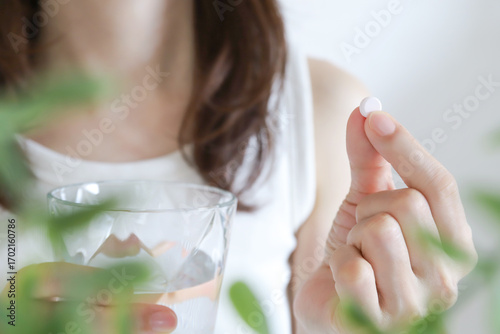 Fotografie 薬を飲む女性