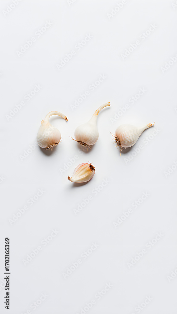 Naklejka premium Four garlic bulbs arranged vertically on clean white background
