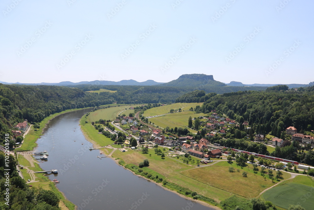 Fototapeta premium Landschaft in der Sächsichen Schweiz mit Blick von der Bastei Richtung Elbe und Lilienstein