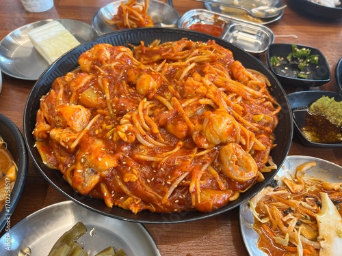 검은색 커다란 접시에 담긴 맛있는 아구찜 요리