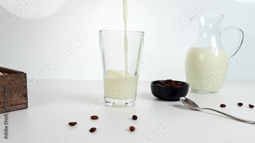 Milch im Glas aufschäumen