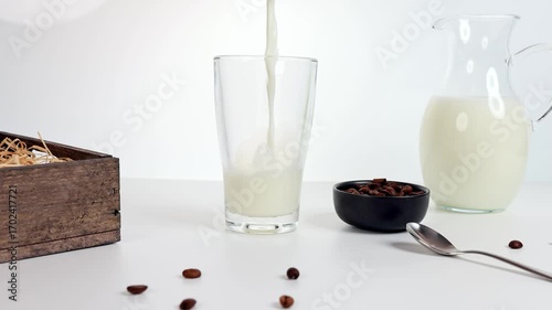 Milch wir in ein Glas gefüllt