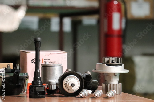 Tableau sur toile Conjunto de repuestos de automóvil — bujías, bobina de encendido, bomba de agua