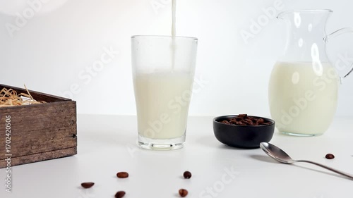 Milchkaffee im Glas einschütten