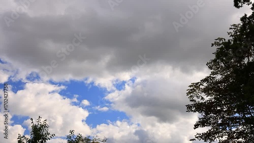 Wolken ziehen am Himmel vorüber
