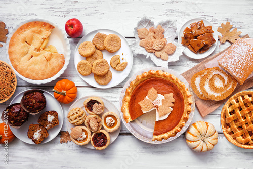 Foto Autumn desserts table scene