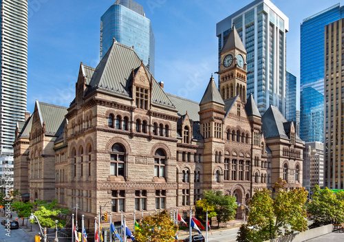 Canvas Print Toronto Old City Hall surrounded by modern office buildings