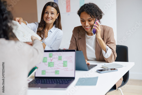Quadro em tela A dynamic business meeting showcasing the importance of teamwork and effective c