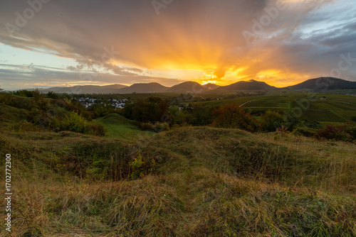 Sonnenuntergang an der Kleinen Kalmit mit Regenfront über dem Pfälzerwald