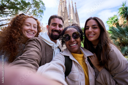 Photography Multiracial group of tourists taking a happy selfie with sagrada familia in the background during weekend trip