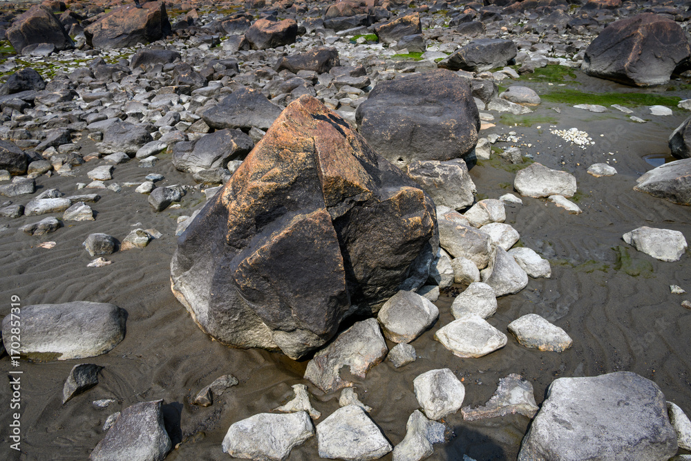 Fototapeta premium Nature’s art, beautiful and colorful rocks on the coast of Hudson Bay, Manitoba, Canada, as a nature background 