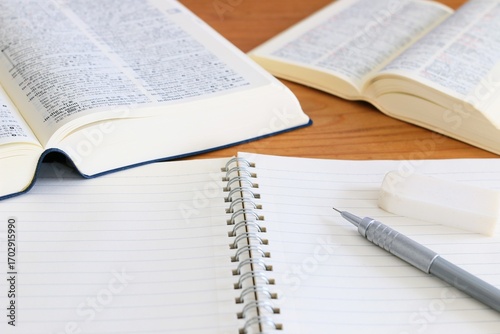 教育イメージ　テスト勉強　試験勉強　ノートと英和辞典　3:2