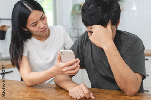 Fotografia Husband is cheating on wife after having affair on social media app