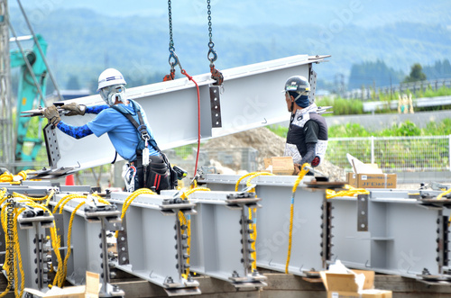 建築工事現場で働く男たち
