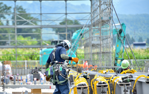 建築工事現場で働く男たち