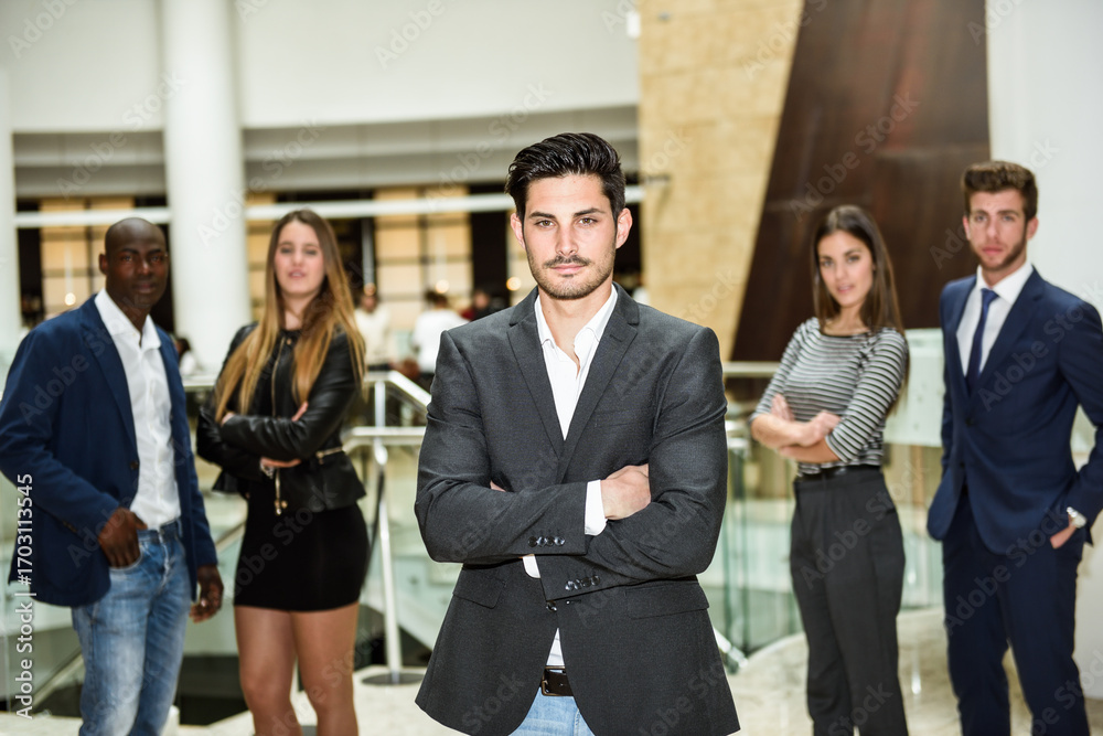 Obraz premium Businessman leader with arms crossed in working environment
