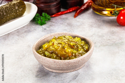 Foto Souce gherkin relish with marinated cucumbers