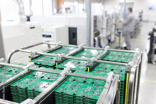 Foto PCB panels in antistatic rack on high speed SMT assembly line