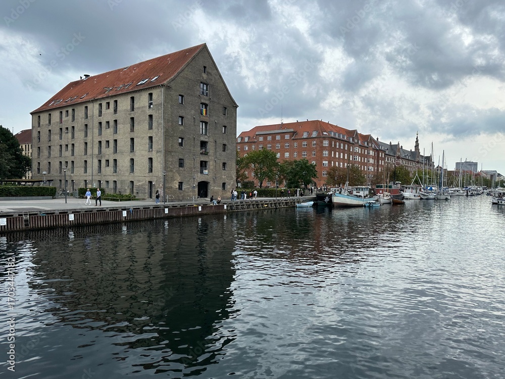 Obraz premium View of Christianshavn with canal, historic buildings and boats in Copenhagen, Denmark, August 2023