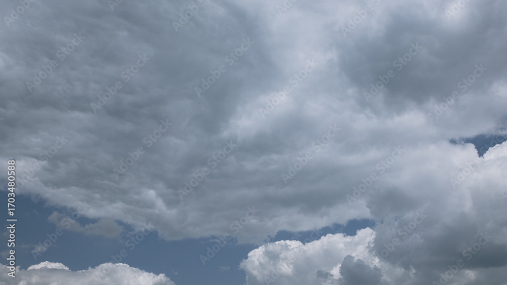 Obraz premium Dynamic Cloudscapes Overhead A Truly Soothing and Inviting Nature View for All to Enjoy