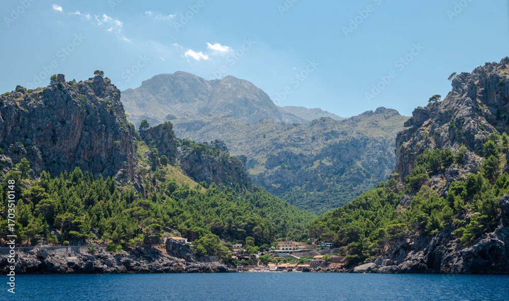 Obraz premium sea and mountains