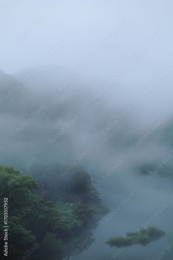 Obraz premium 霧がかかっている岐阜県揖斐川町の川と島