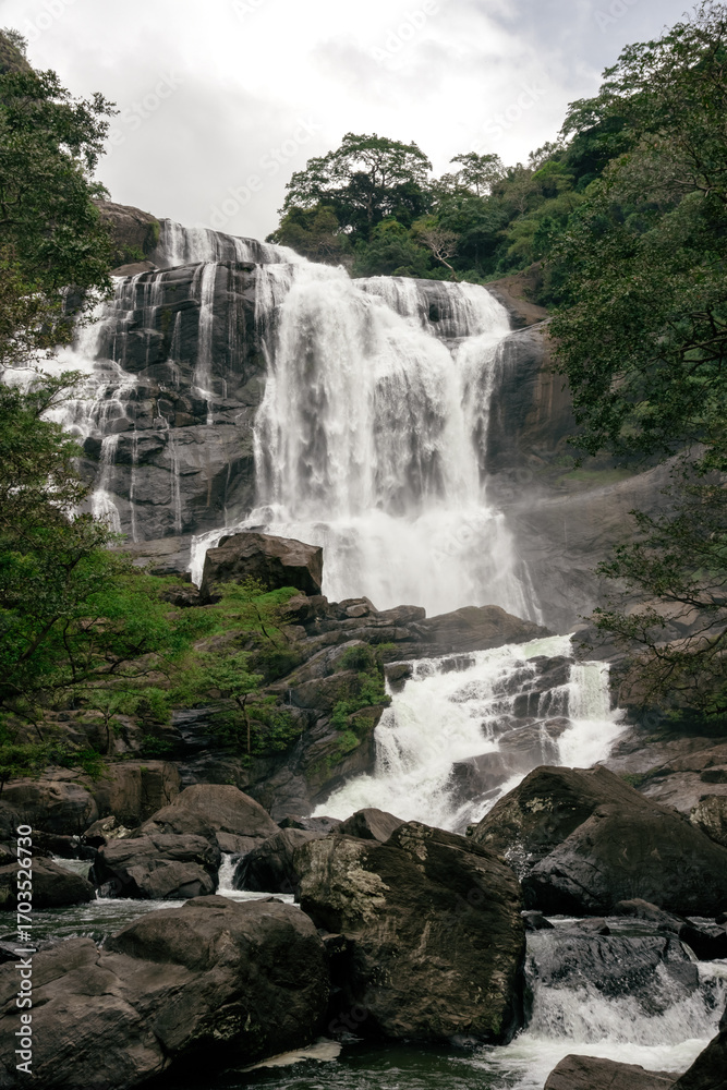 Fototapeta premium Rathna Ella Waterfalls, Mahiyanganaya, Badulla, Sri Lanka.