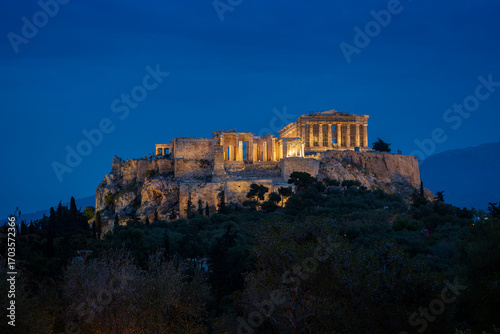 Tableau sur toile Stunning view of the illuminated Acropolis hill and Parthenon temple in Athens, Greece at dusk