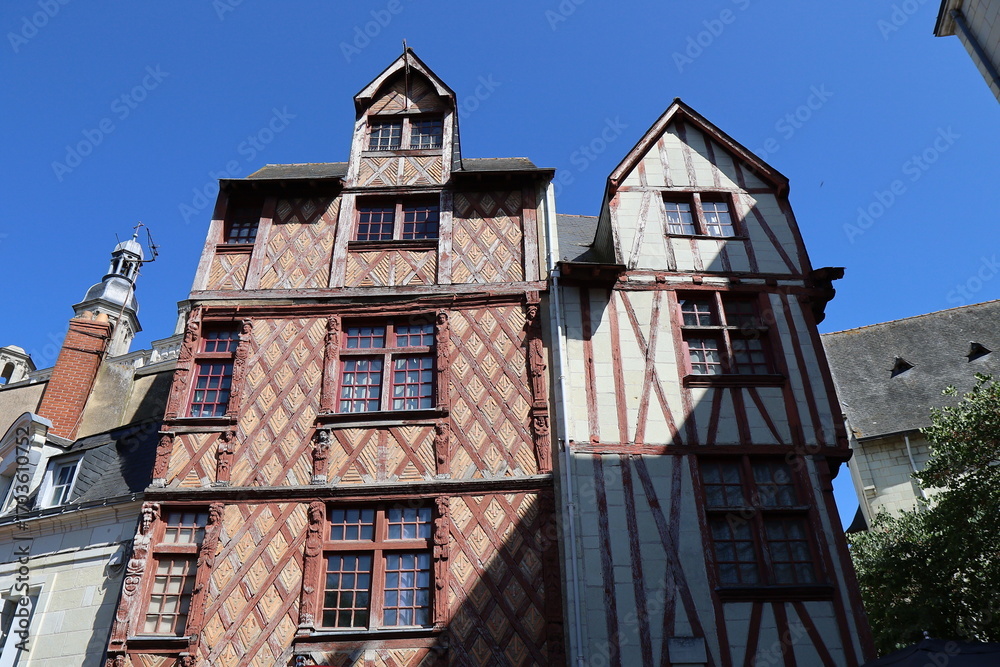Fototapeta premium Bâtiment typique, vue de l'extérieur, ville de Saumur, département du Maine et Loire, France