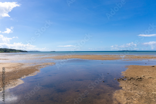 西表島のクーラ橋付近の浜辺から見た景色、8月