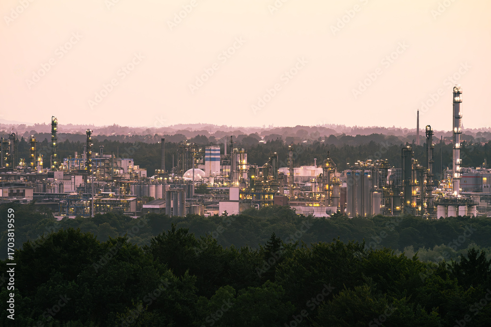 Obraz premium Chemieindustrie Gendorf Burgkirchen am Abend