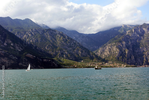 Gardasee mit Schiffen