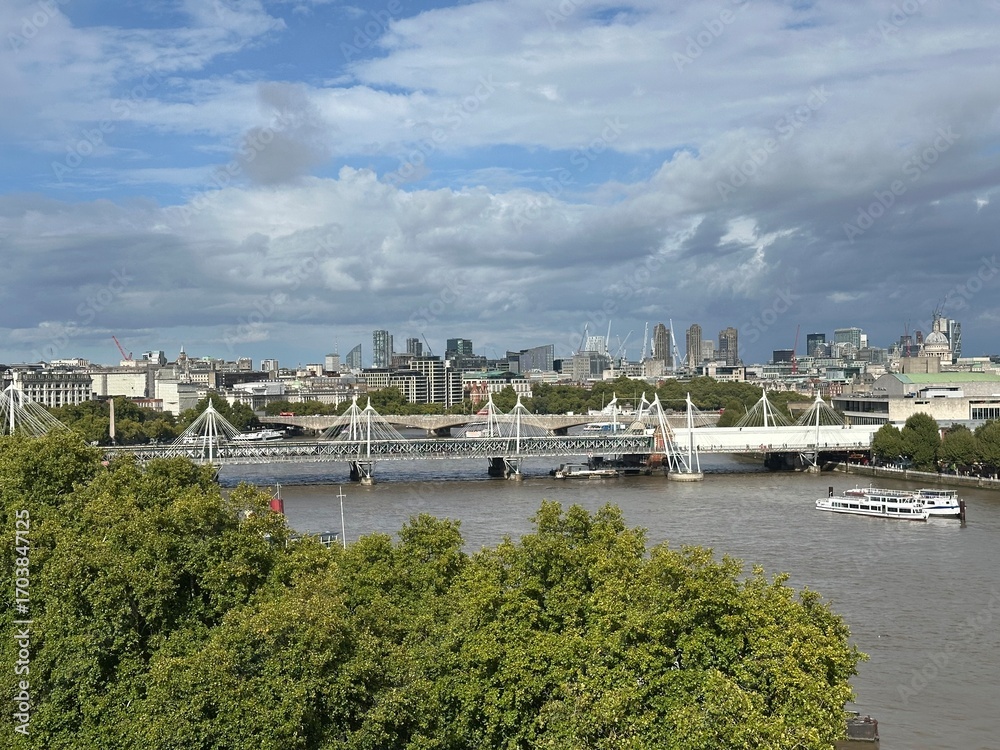 Obraz premium view of a bridge over the river thames in london