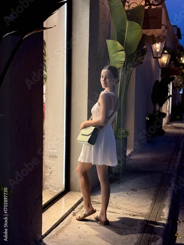 Modelo por las calles de Cartagena