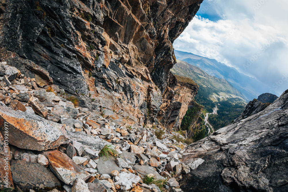 Obraz premium Steep cliff rocks leading to a high mountain top landscape