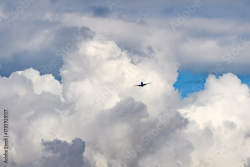 美しい空・雲・気象現象を背景に飛行する航空機　夕空　朝　夕日
