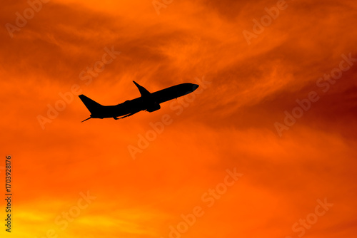 美しい空・雲・気象現象を背景に飛行する航空機　夕空　朝　夕日