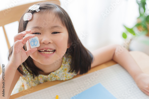 Schilderij op canvas 消しゴムはんこを作る子供