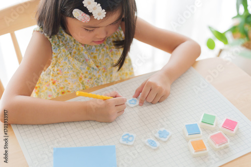 Konstfotografi 消しゴムはんこを作る子供